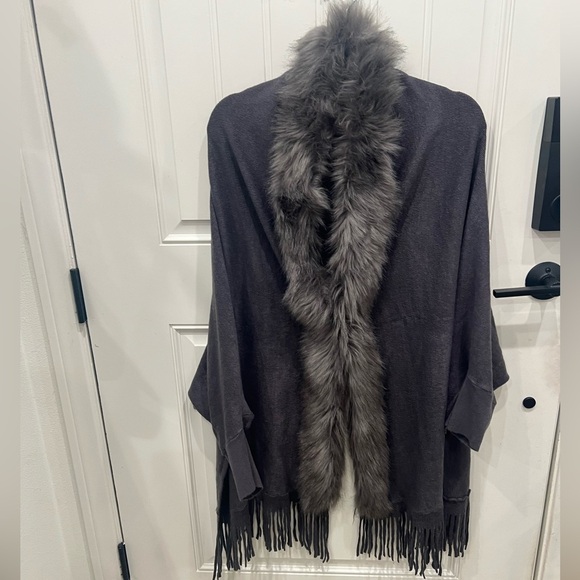 NWOT BOUTIQUE ONE SIZE Chic Dark Gray Shawl with Faux Fur Trim mobwife - Picture 1 of 4